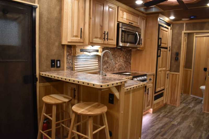 2021 Lakota Bighorn 8418GLQUG 4 Horse Trailer with 18′ Short Wall - Image 9