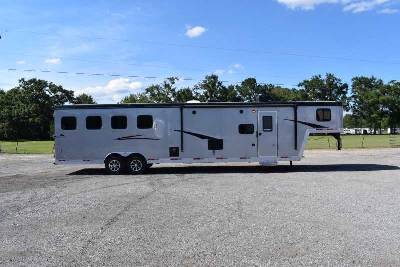 New 2024 Lakota 8313RKBGLQ Charger 3 Horse Trailer with 13′ Short Wall