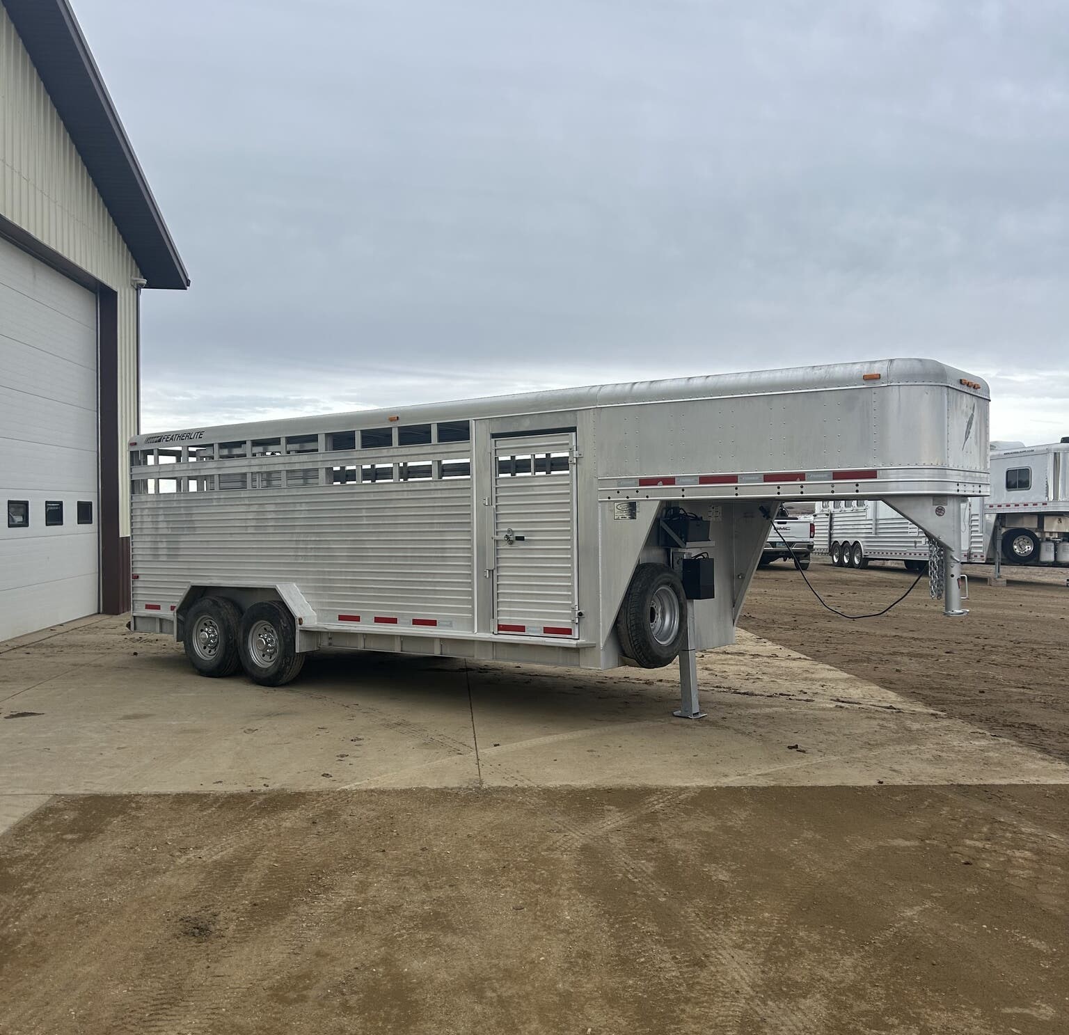 Used 2007 Featherlite 20′ Livestock Trailer – Two Compartments - Image 2