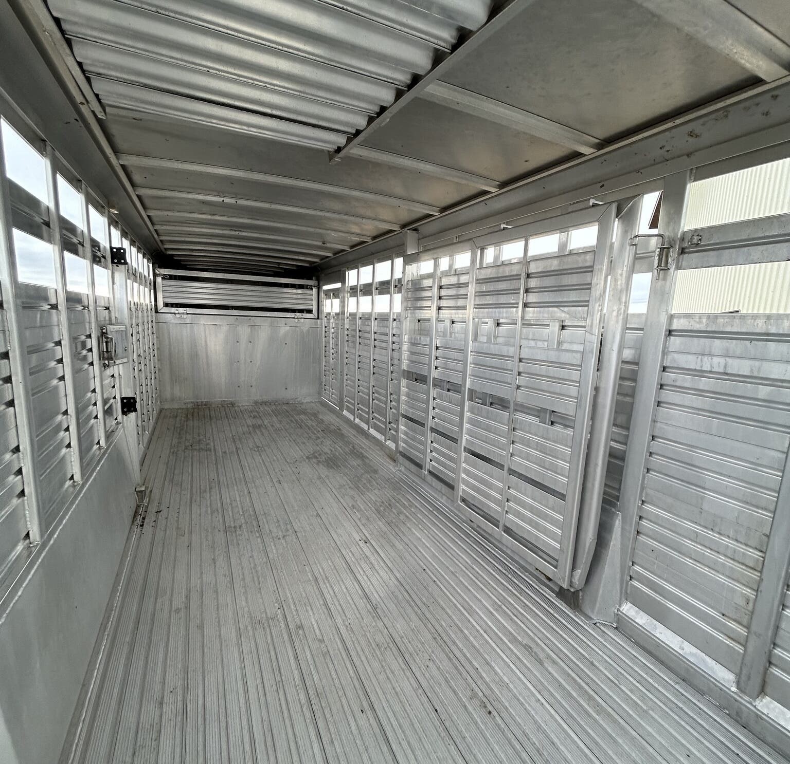 Used 2007 Featherlite 20′ Livestock Trailer – Two Compartments - Image 7