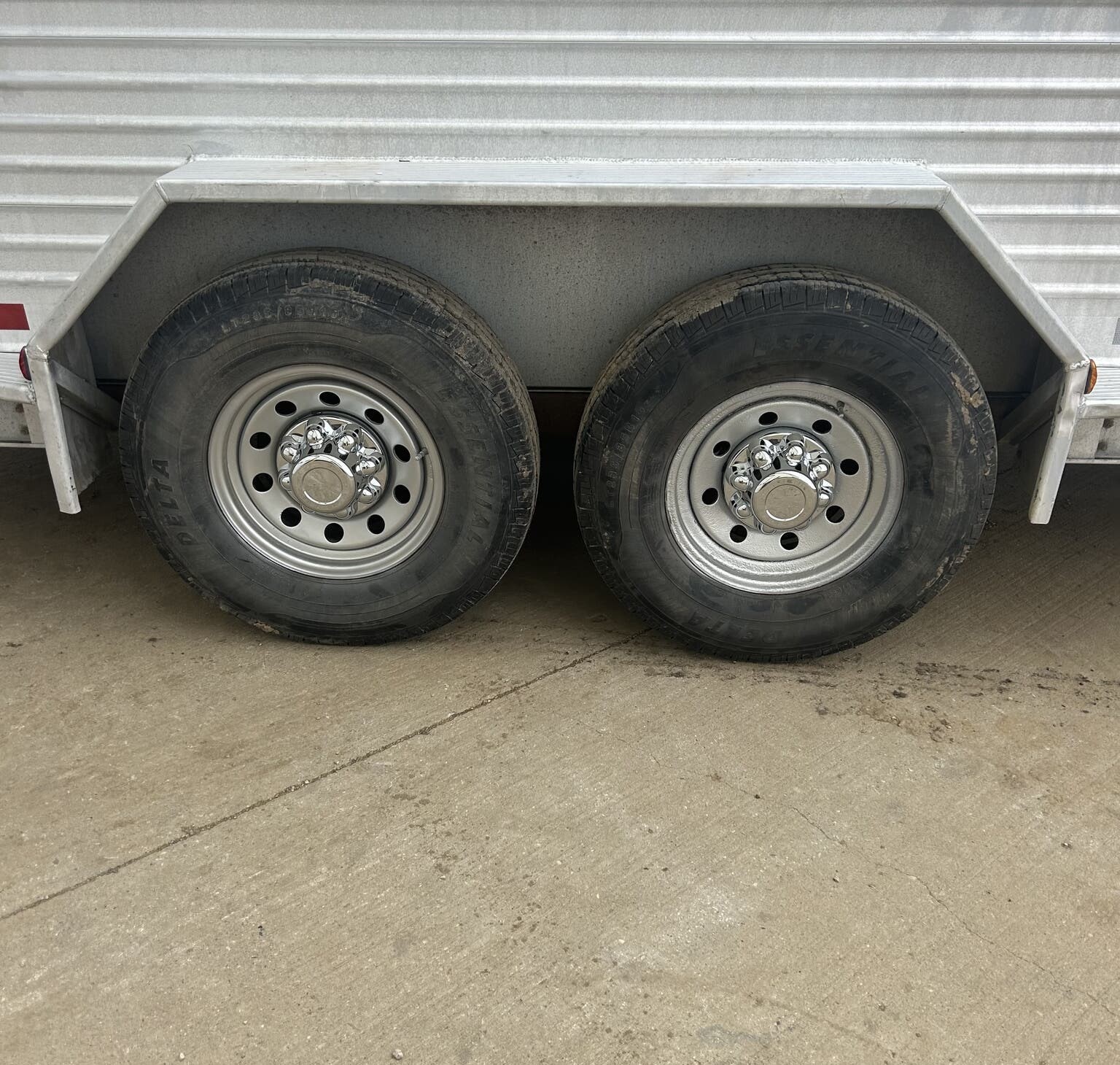 Used 2007 Featherlite 20′ Livestock Trailer – Two Compartments - Image 9
