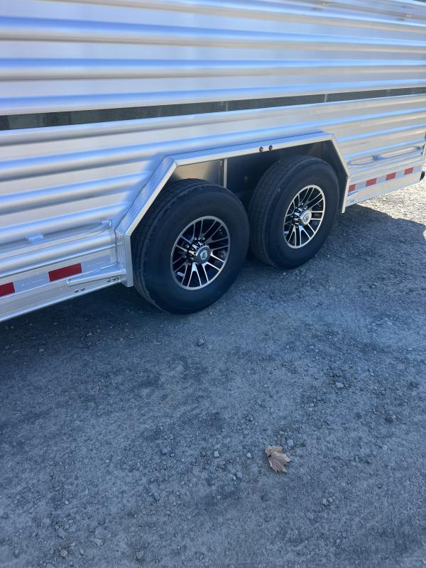2025 Elite Trailers 8’x28′ Show Cattle Stock Combo Trailer - Image 6