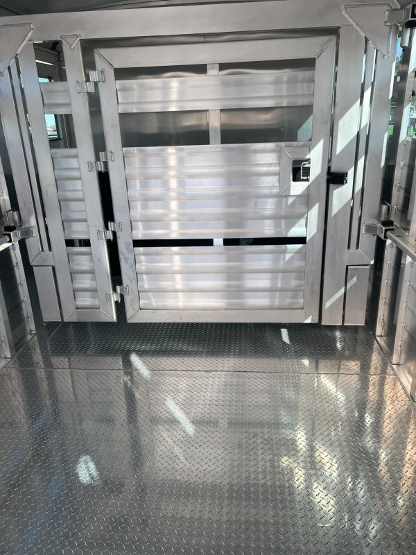 2025 Elite Trailers 8’x28′ Show Cattle Stock Combo Trailer - Image 4