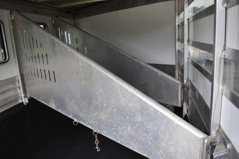 2012 CM 3HBP 3 Horse Trailer - Image 3