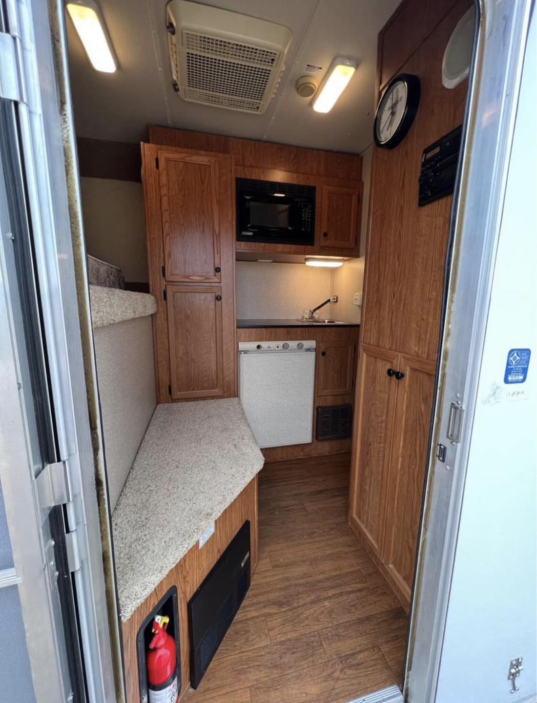 2007 Featherlite 3 horse slant load trailer - Image 9