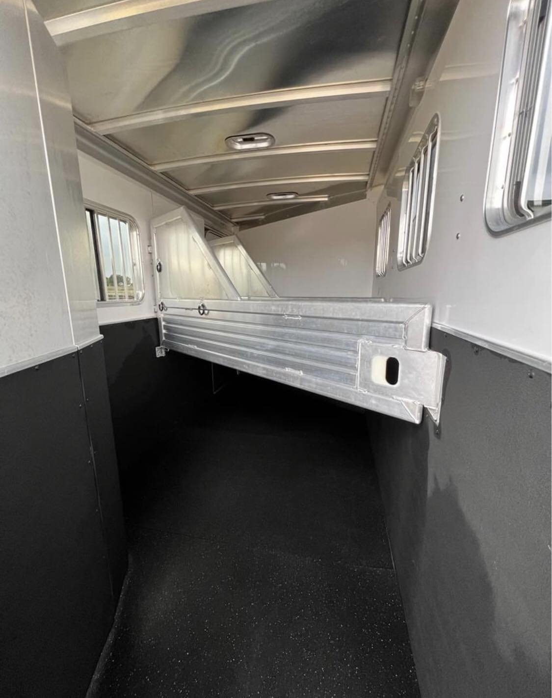 2007 Featherlite 3 horse slant load trailer - Image 18