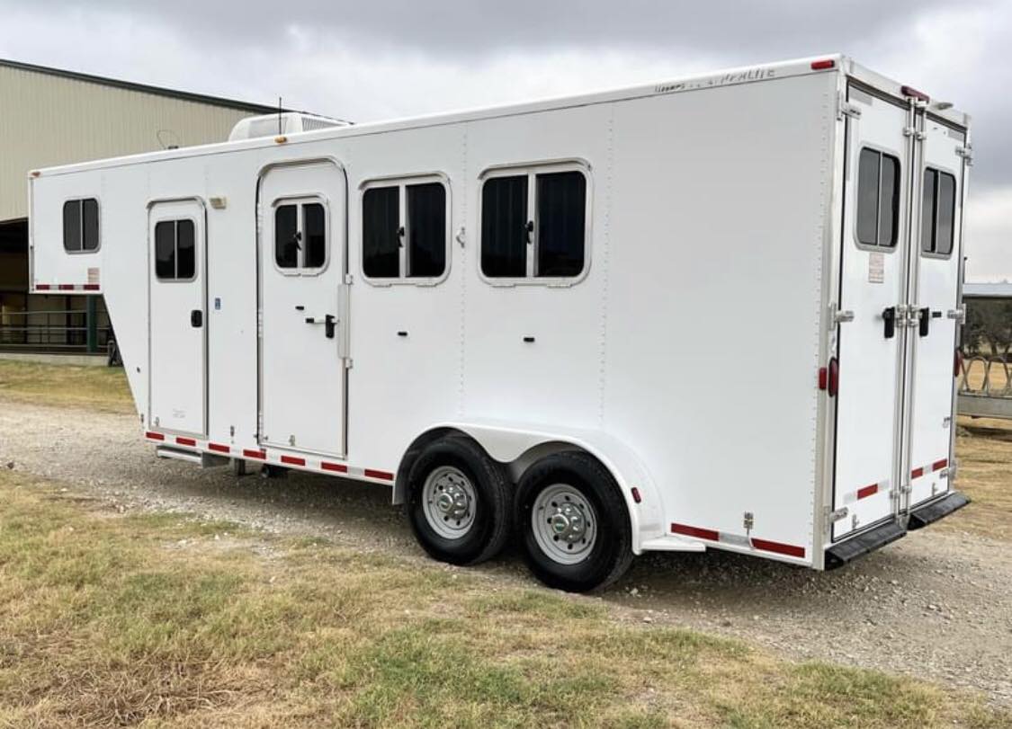 2007 Featherlite 3 horse slant load trailer - Image 4