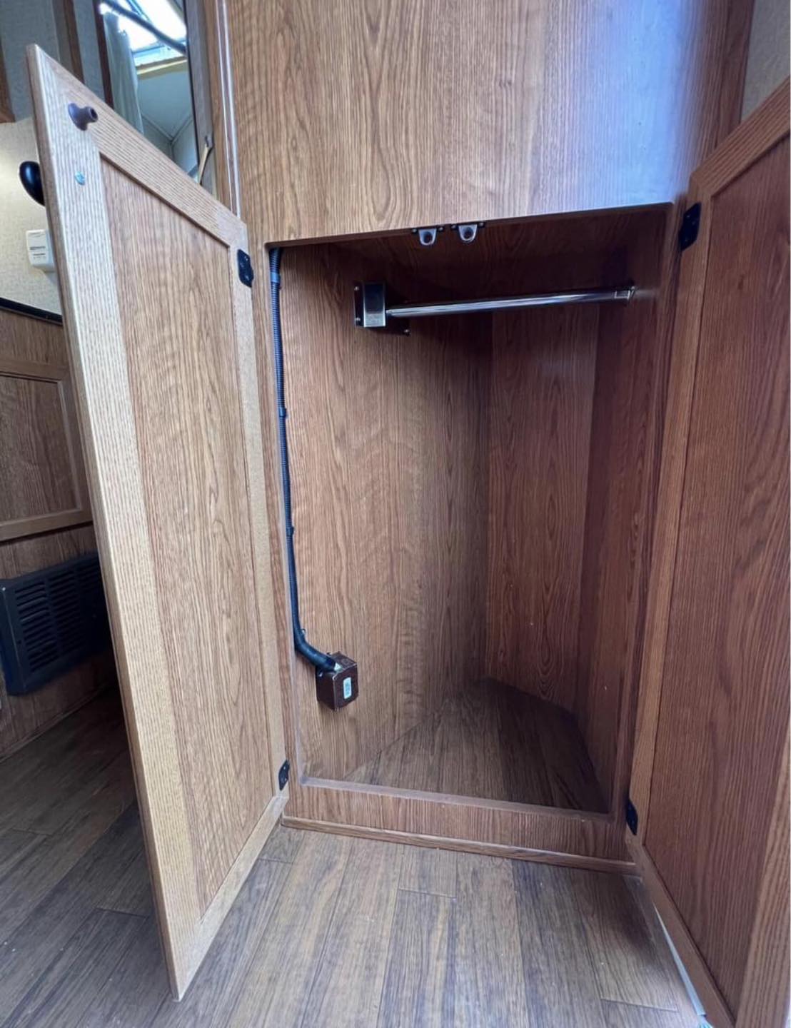 2007 Featherlite 3 horse slant load trailer - Image 15