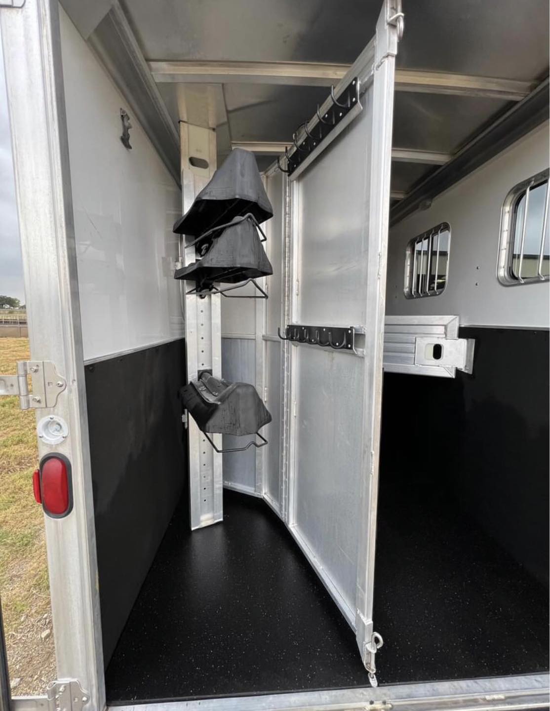 2007 Featherlite 3 horse slant load trailer - Image 17
