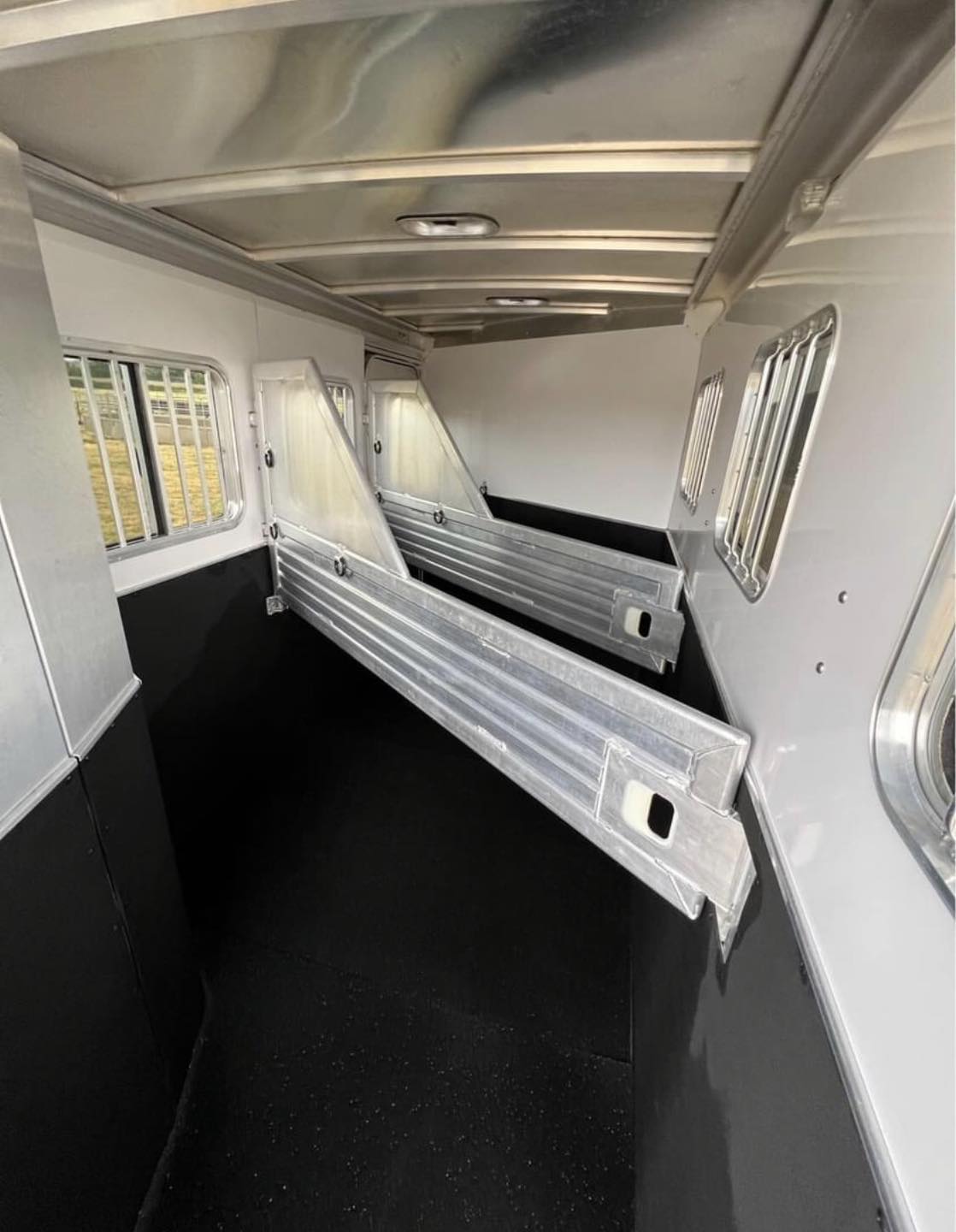 2007 Featherlite 3 horse slant load trailer - Image 19