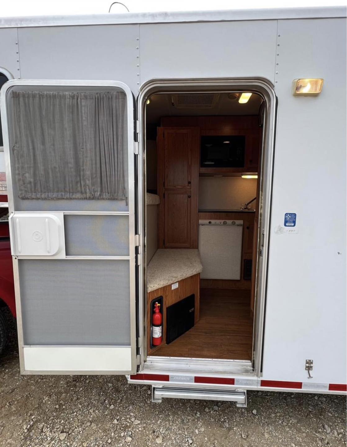 2007 Featherlite 3 horse slant load trailer - Image 8