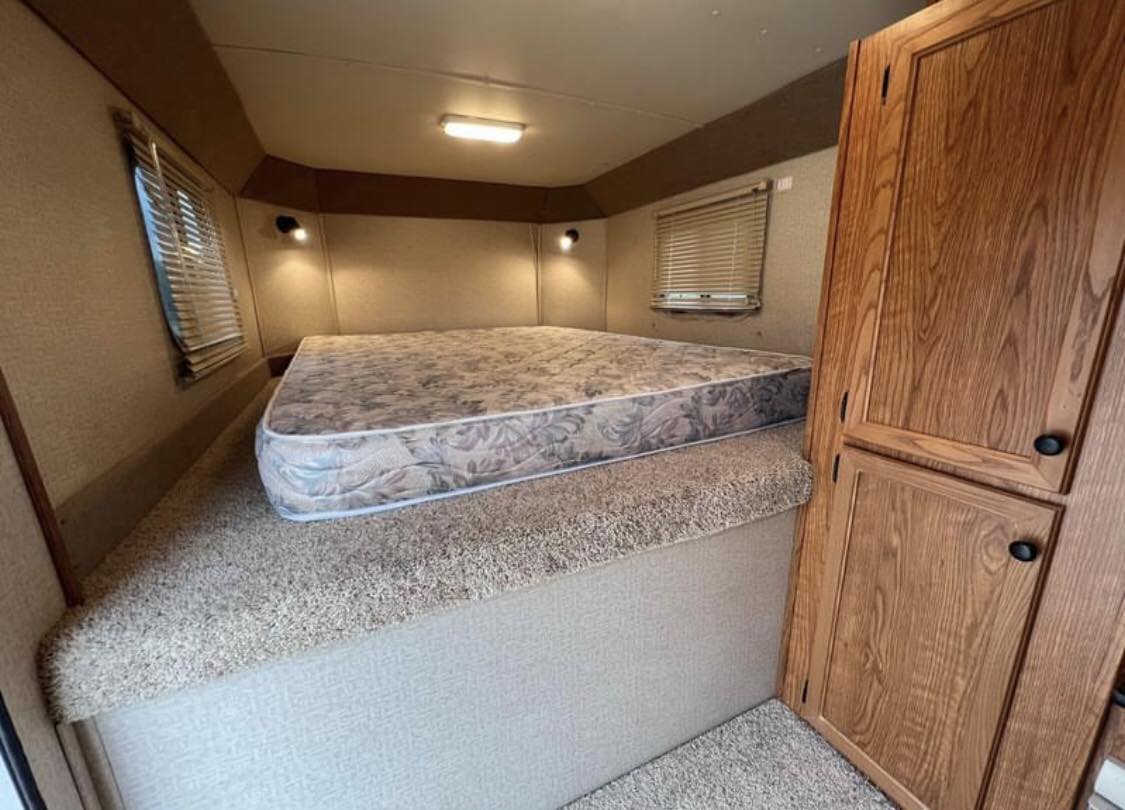 2007 Featherlite 3 horse slant load trailer - Image 11