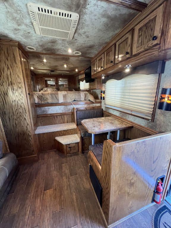 2009 Platinum Coach 3 H 16′ SW w/Outlaw Conversion - Image 25