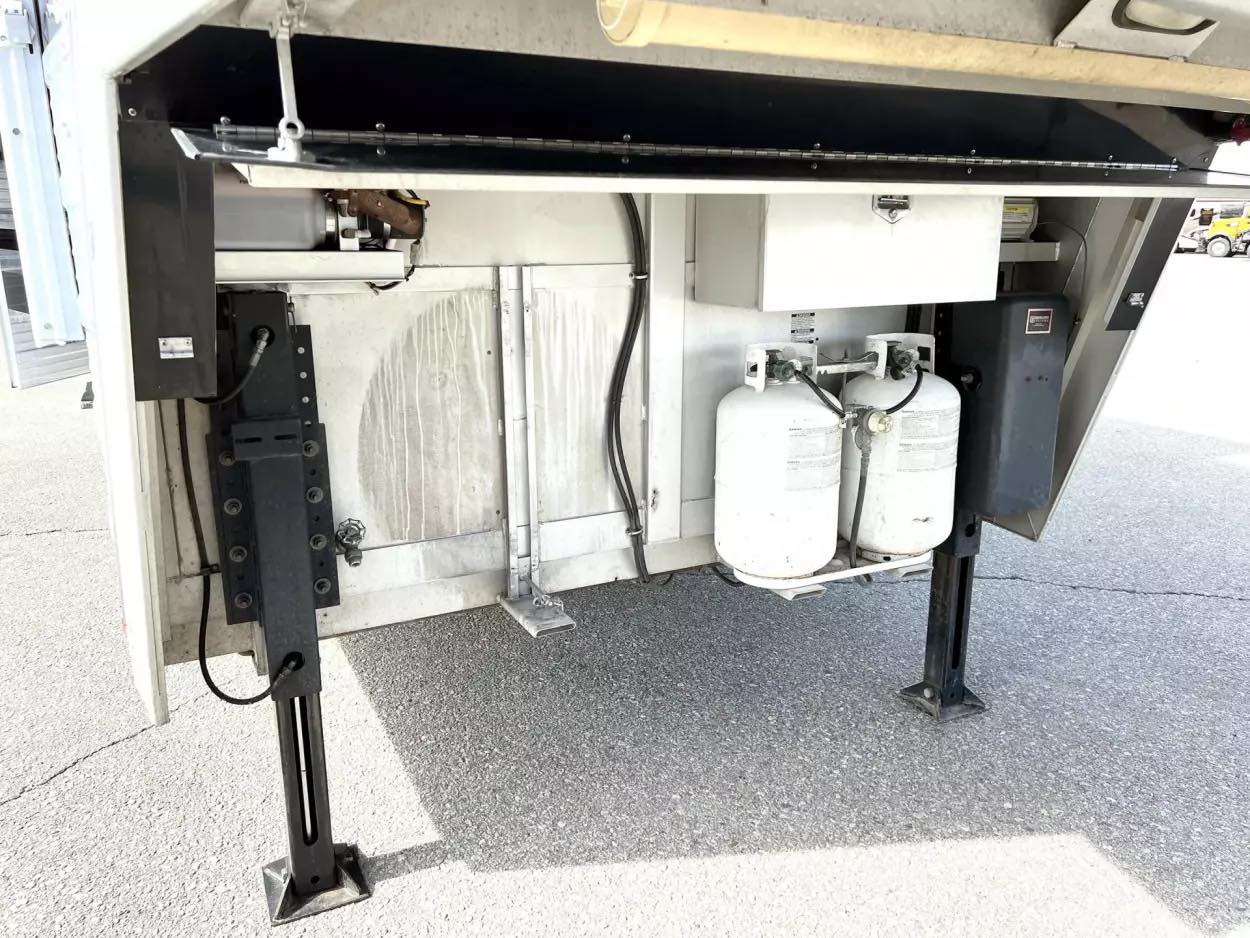 Used 2013 Bloomer 4 Horse 16′ LQ, 7’Slide, Air Ride, Pod, Mister/Water Sys Air ride, HWH Slide, Integrated Pod - Image 27