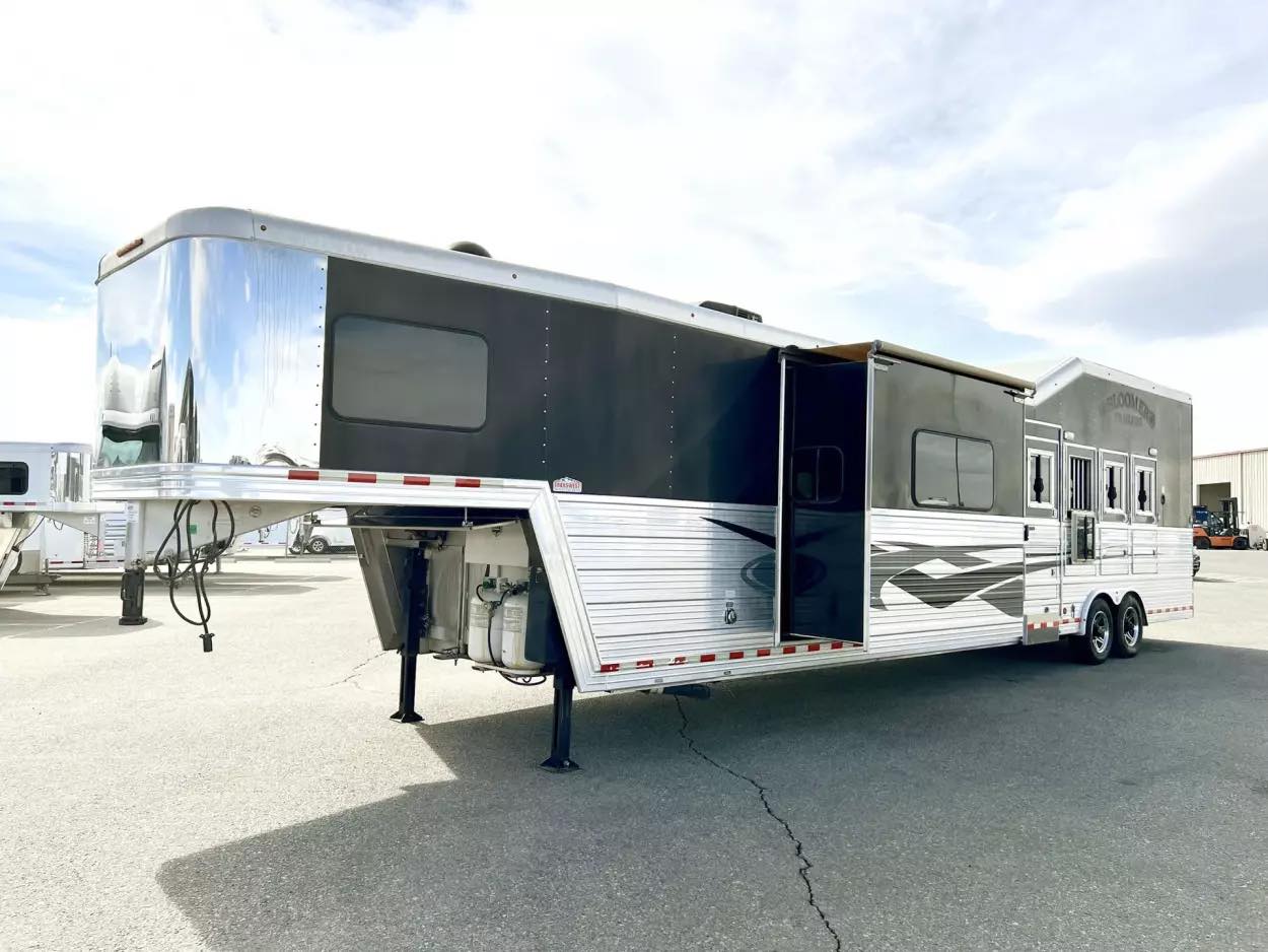 Used 2013 Bloomer 4 Horse 16′ LQ, 7’Slide, Air Ride, Pod, Mister/Water Sys Air ride, HWH Slide, Integrated Pod - Image 25