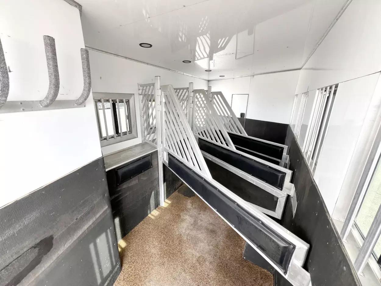 Used 2013 Bloomer 4 Horse 16′ LQ, 7’Slide, Air Ride, Pod, Mister/Water Sys Air ride, HWH Slide, Integrated Pod - Image 19