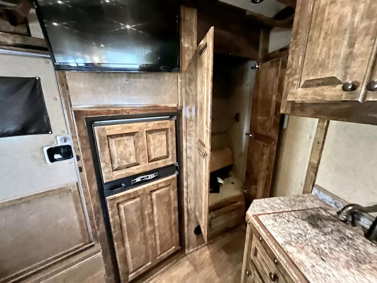 Used 2013 Bloomer 4 Horse 16′ LQ, 7’Slide, Air Ride, Pod, Mister/Water Sys Air ride, HWH Slide, Integrated Pod - Image 15