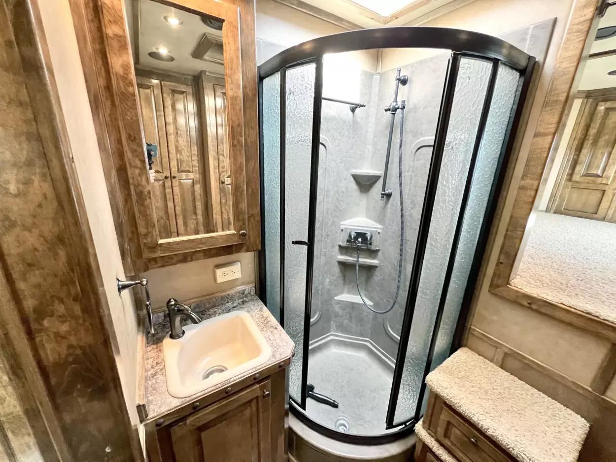 Used 2013 Bloomer 4 Horse 16′ LQ, 7’Slide, Air Ride, Pod, Mister/Water Sys Air ride, HWH Slide, Integrated Pod - Image 8