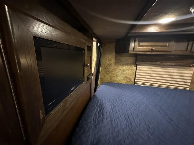 2014 Lakota Bighorn 8416, Generator, Couch, Dinette 17’ Shortwall, 4 Horse Trailer, 12′ Slide. - Image 22