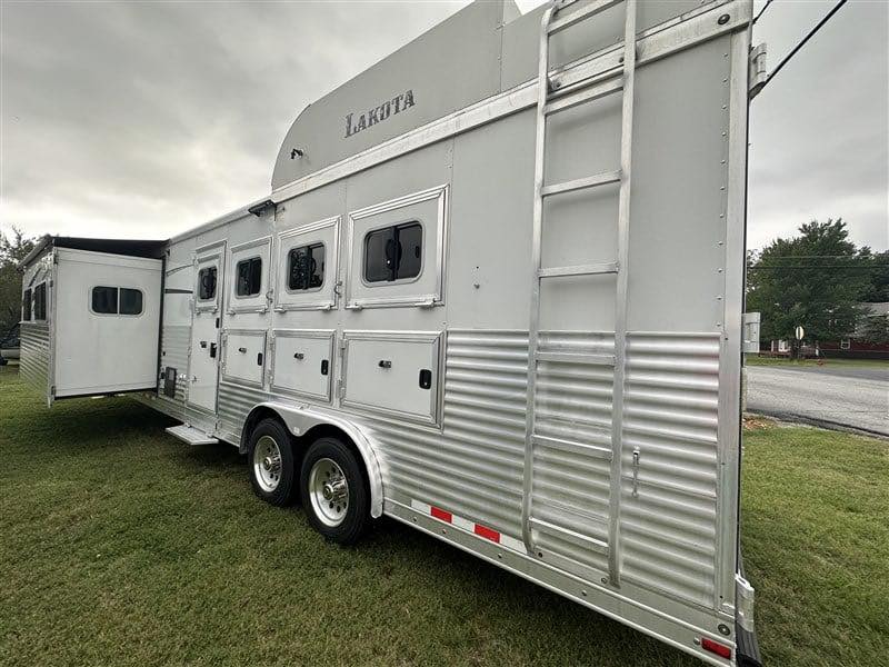 2014 Lakota Bighorn 8416, Generator, Couch, Dinette 17’ Shortwall, 4 Horse Trailer, 12′ Slide. - Image 3