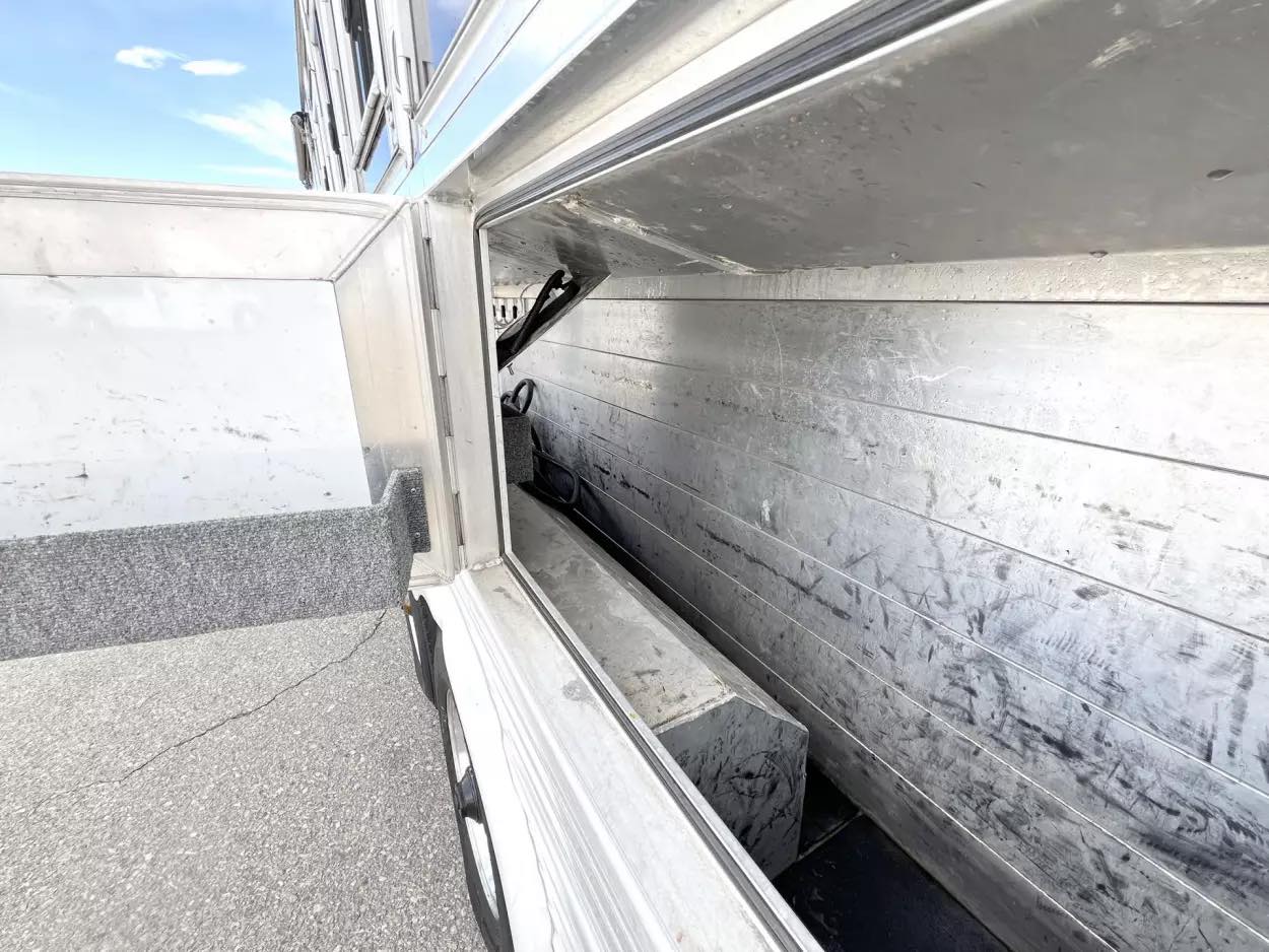 Used 2013 Bloomer 4 Horse 16′ LQ, 7’Slide, Air Ride, Pod, Mister/Water Sys Air ride, HWH Slide, Integrated Pod - Image 22