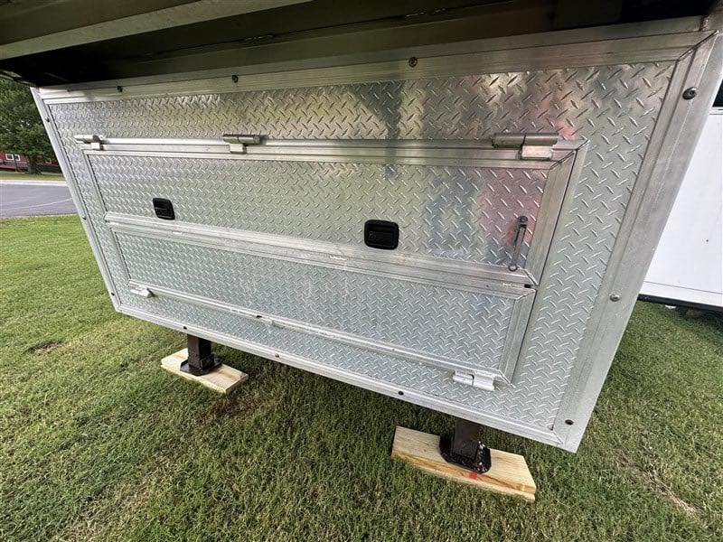 2014 Lakota Bighorn 8416, Generator, Couch, Dinette 17’ Shortwall, 4 Horse Trailer, 12′ Slide. - Image 8