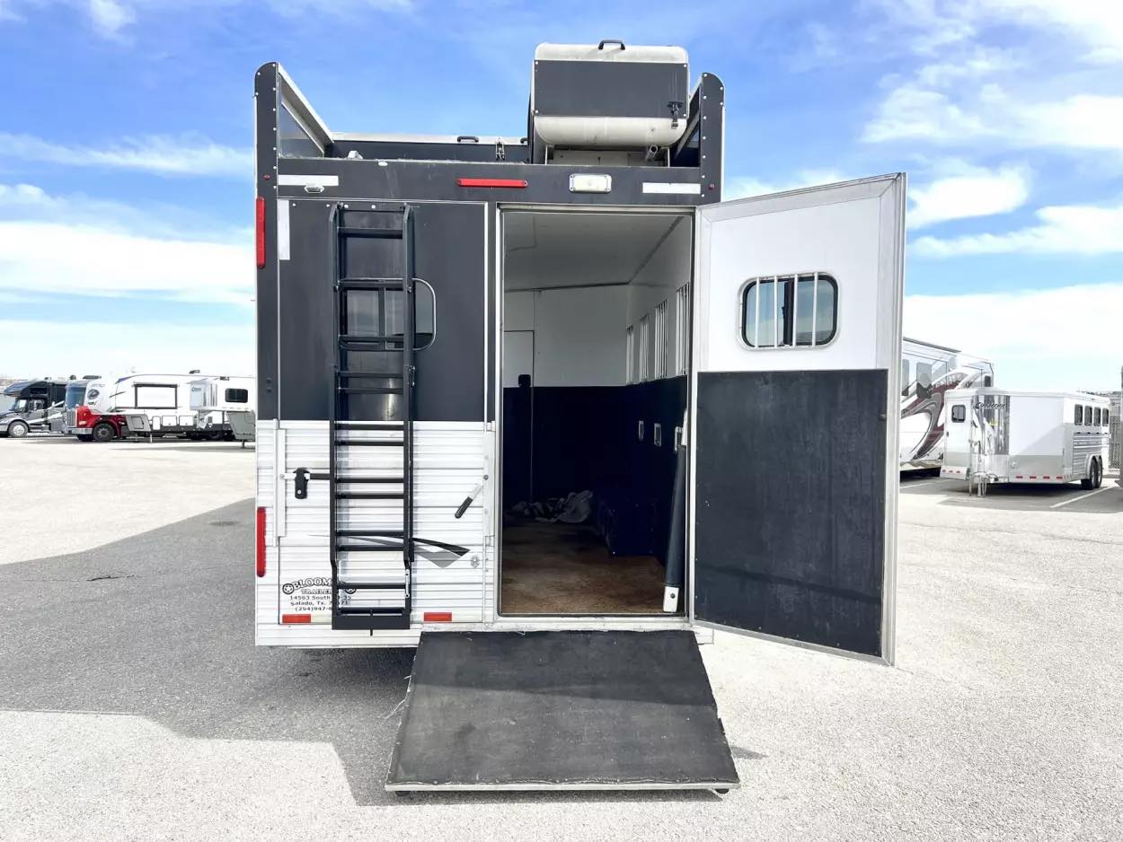 Used 2013 Bloomer 4 Horse 16′ LQ, 7’Slide, Air Ride, Pod, Mister/Water Sys Air ride, HWH Slide, Integrated Pod - Image 17