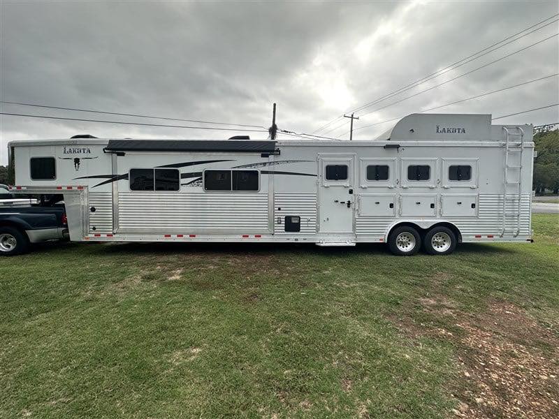 2014 Lakota Bighorn 8416, Generator, Couch, Dinette 17’ Shortwall, 4 Horse Trailer, 12′ Slide. - Image 2