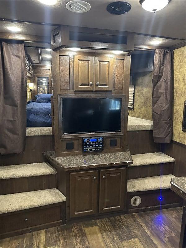 2014 Lakota Bighorn 8416, Generator, Couch, Dinette 17’ Shortwall, 4 Horse Trailer, 12′ Slide. - Image 19