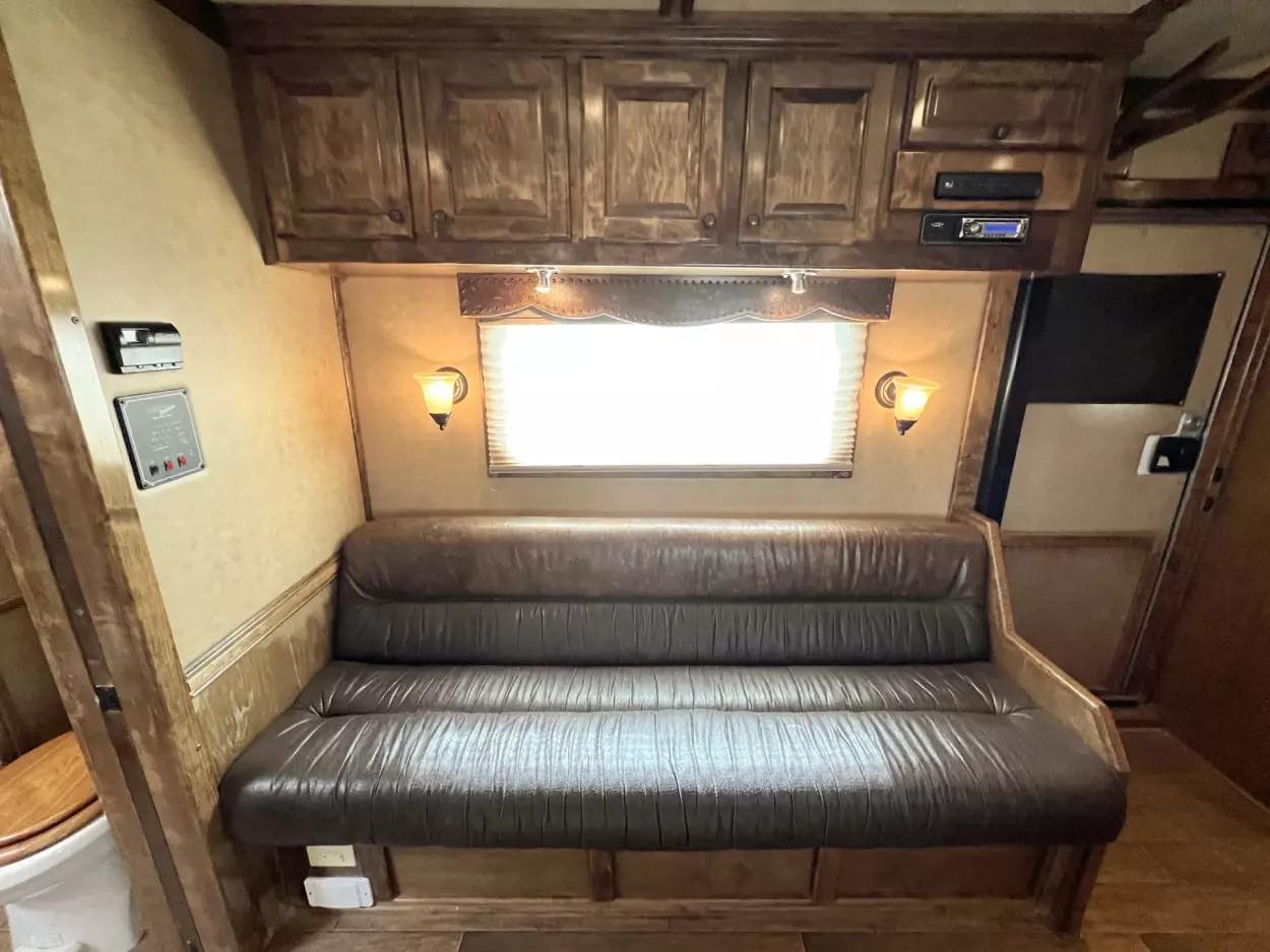 Used 2013 Bloomer 4 Horse 16′ LQ, 7’Slide, Air Ride, Pod, Mister/Water Sys Air ride, HWH Slide, Integrated Pod - Image 10