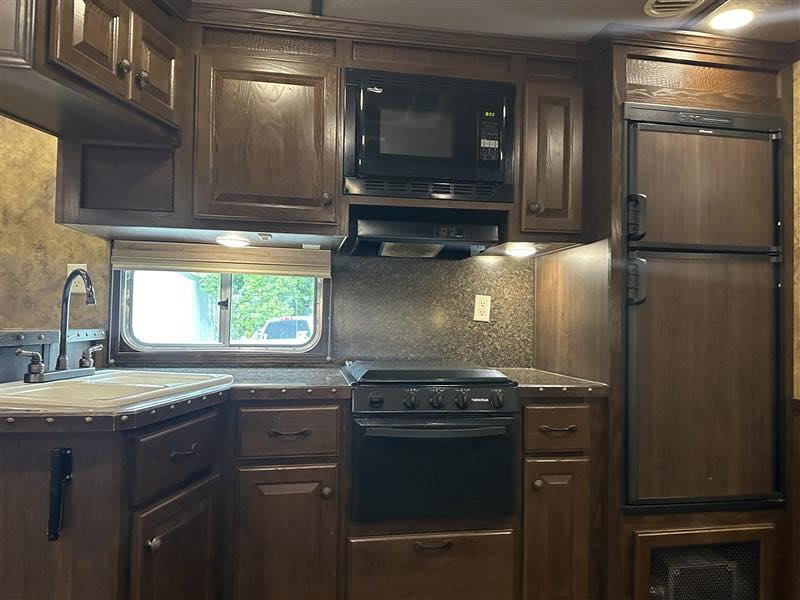 2014 Lakota Bighorn 8416, Generator, Couch, Dinette 17’ Shortwall, 4 Horse Trailer, 12′ Slide. - Image 25