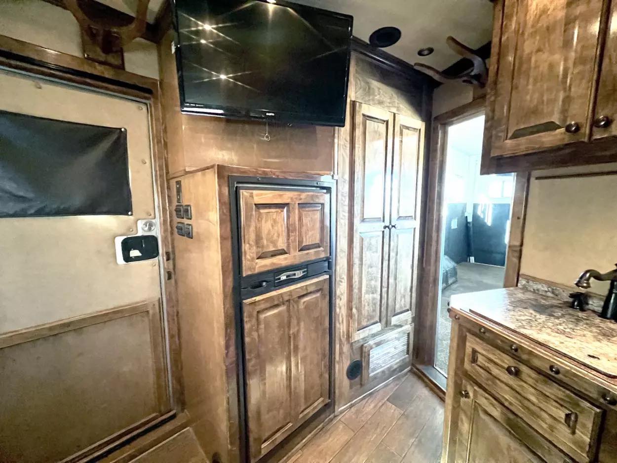 Used 2013 Bloomer 4 Horse 16′ LQ, 7’Slide, Air Ride, Pod, Mister/Water Sys Air ride, HWH Slide, Integrated Pod - Image 14