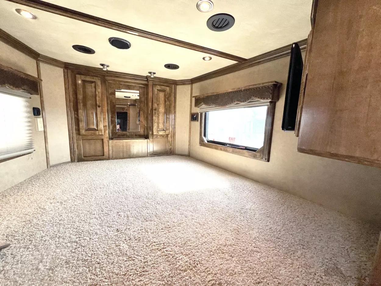 Used 2013 Bloomer 4 Horse 16′ LQ, 7’Slide, Air Ride, Pod, Mister/Water Sys Air ride, HWH Slide, Integrated Pod - Image 6