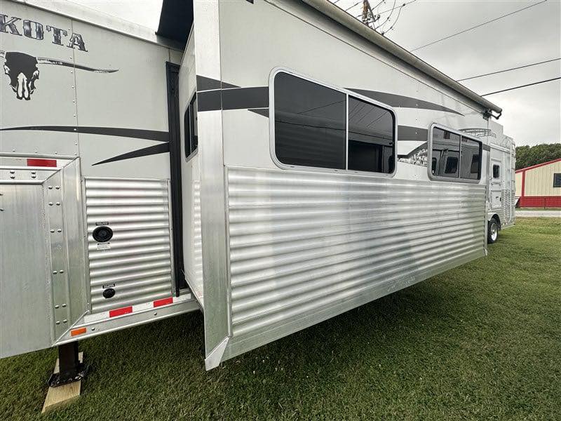 2014 Lakota Bighorn 8416, Generator, Couch, Dinette 17’ Shortwall, 4 Horse Trailer, 12′ Slide. - Image 7