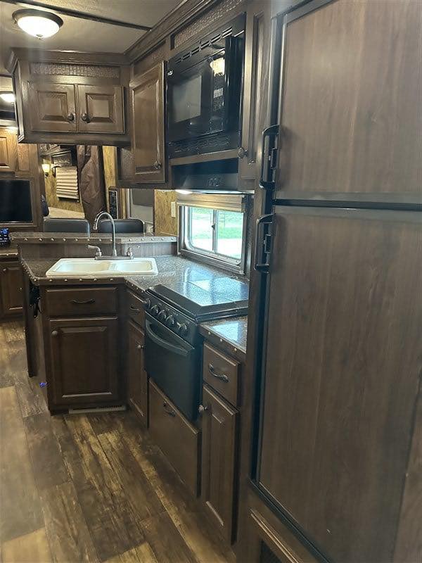 2014 Lakota Bighorn 8416, Generator, Couch, Dinette 17’ Shortwall, 4 Horse Trailer, 12′ Slide. - Image 18