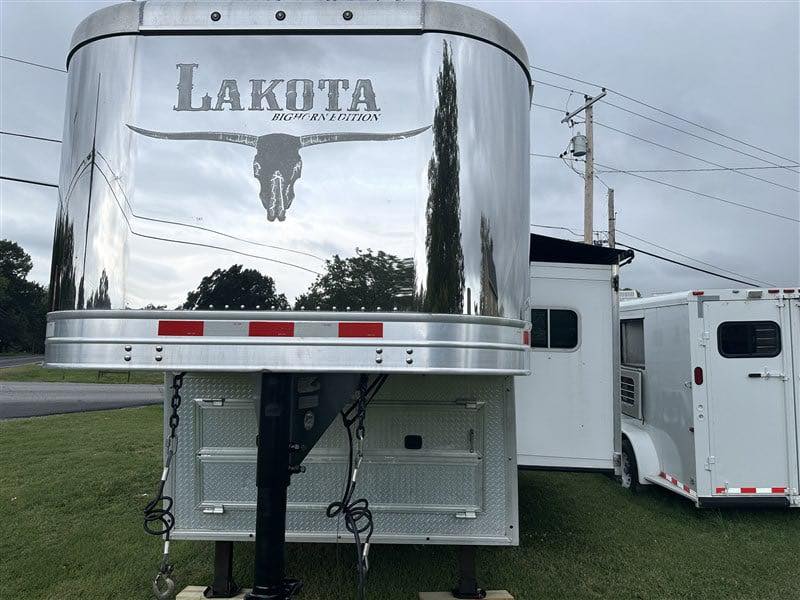 2014 Lakota Bighorn 8416, Generator, Couch, Dinette 17’ Shortwall, 4 Horse Trailer, 12′ Slide. - Image 10