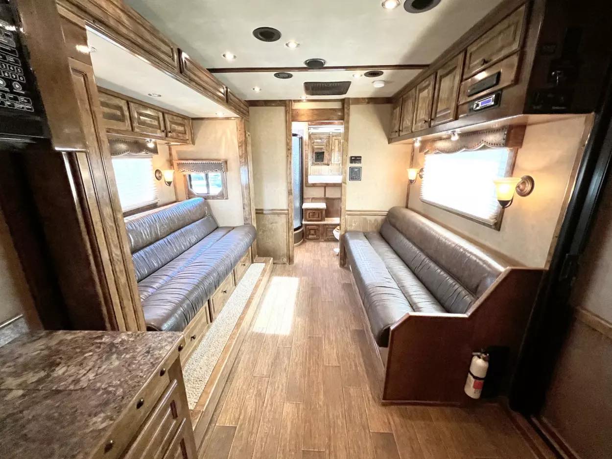 Used 2013 Bloomer 4 Horse 16′ LQ, 7’Slide, Air Ride, Pod, Mister/Water Sys Air ride, HWH Slide, Integrated Pod - Image 3