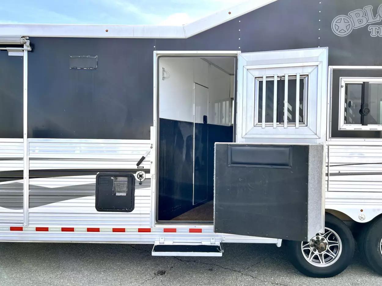 Used 2013 Bloomer 4 Horse 16′ LQ, 7’Slide, Air Ride, Pod, Mister/Water Sys Air ride, HWH Slide, Integrated Pod - Image 23