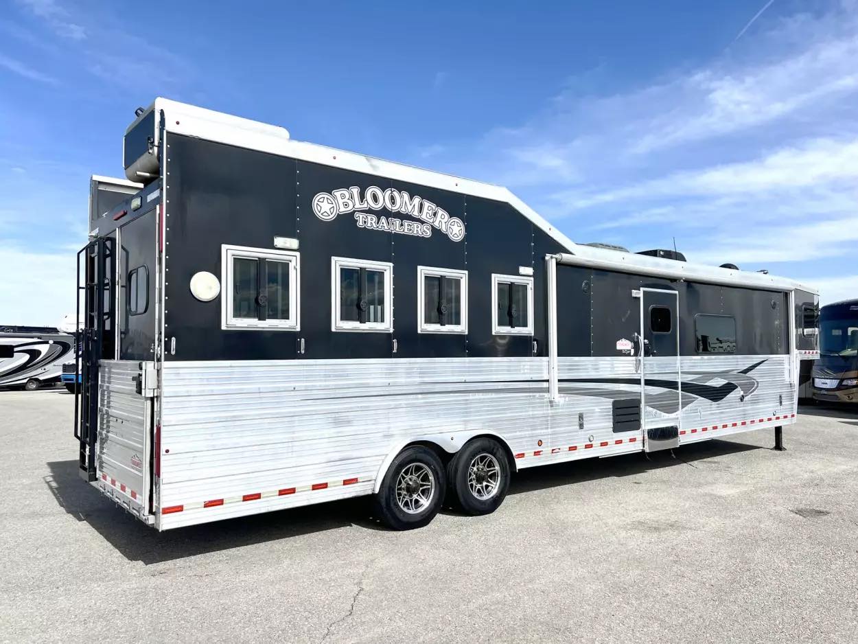 Used 2013 Bloomer 4 Horse 16′ LQ, 7’Slide, Air Ride, Pod, Mister/Water Sys Air ride, HWH Slide, Integrated Pod - Image 16