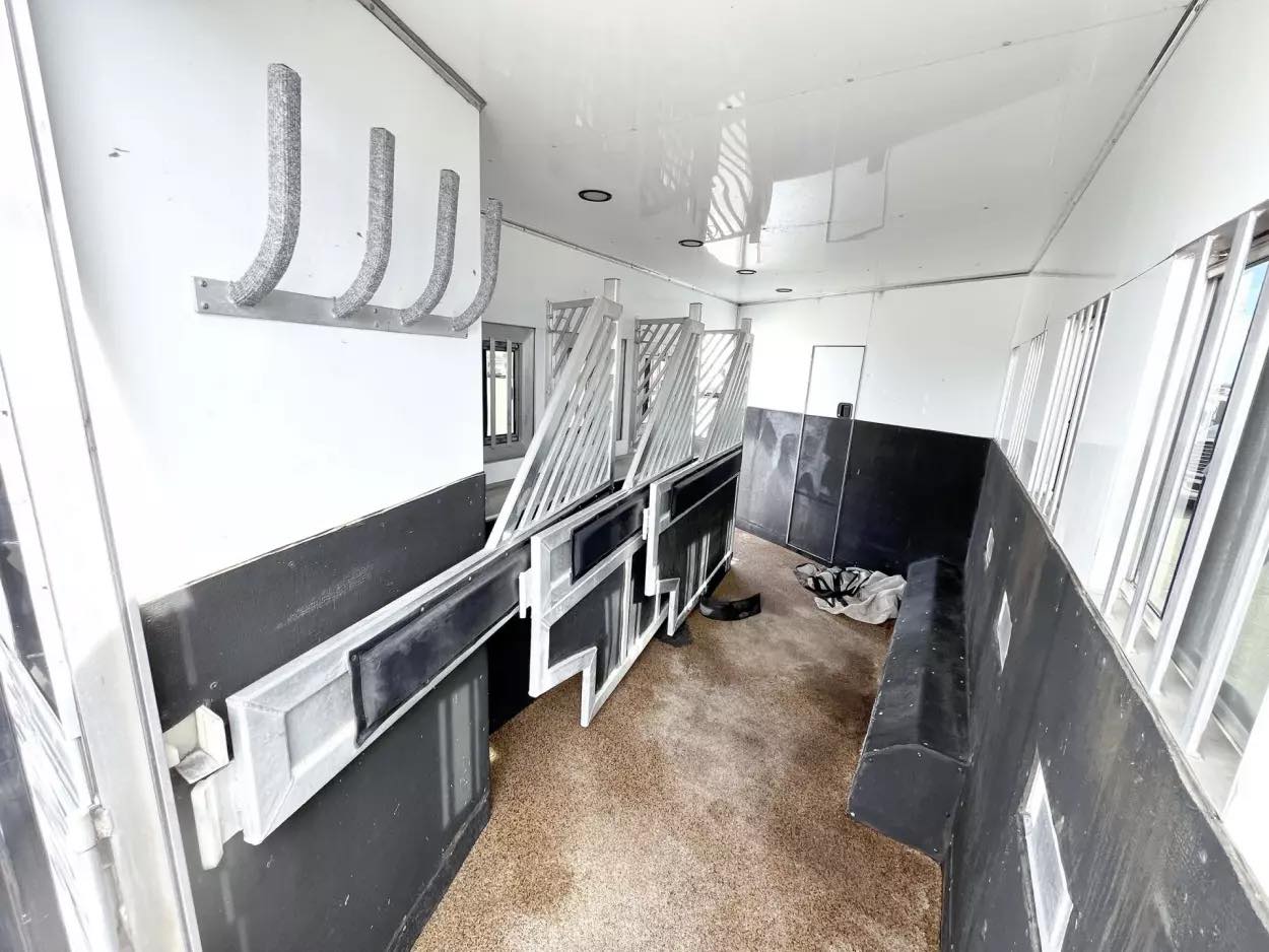 Used 2013 Bloomer 4 Horse 16′ LQ, 7’Slide, Air Ride, Pod, Mister/Water Sys Air ride, HWH Slide, Integrated Pod - Image 18