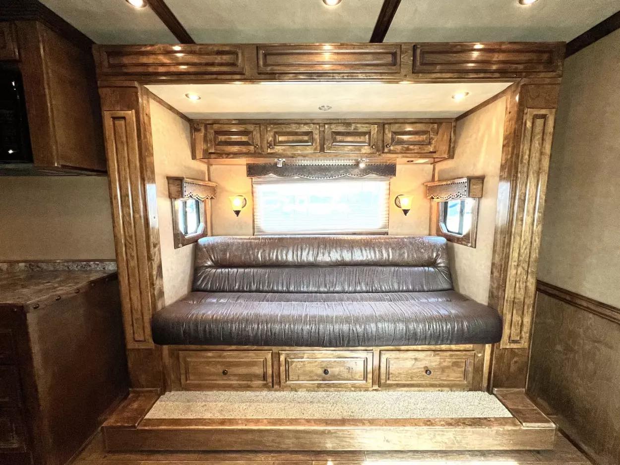Used 2013 Bloomer 4 Horse 16′ LQ, 7’Slide, Air Ride, Pod, Mister/Water Sys Air ride, HWH Slide, Integrated Pod - Image 11