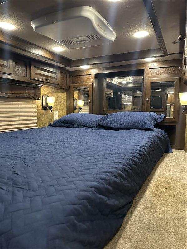 2014 Lakota Bighorn 8416, Generator, Couch, Dinette 17’ Shortwall, 4 Horse Trailer, 12′ Slide. - Image 21