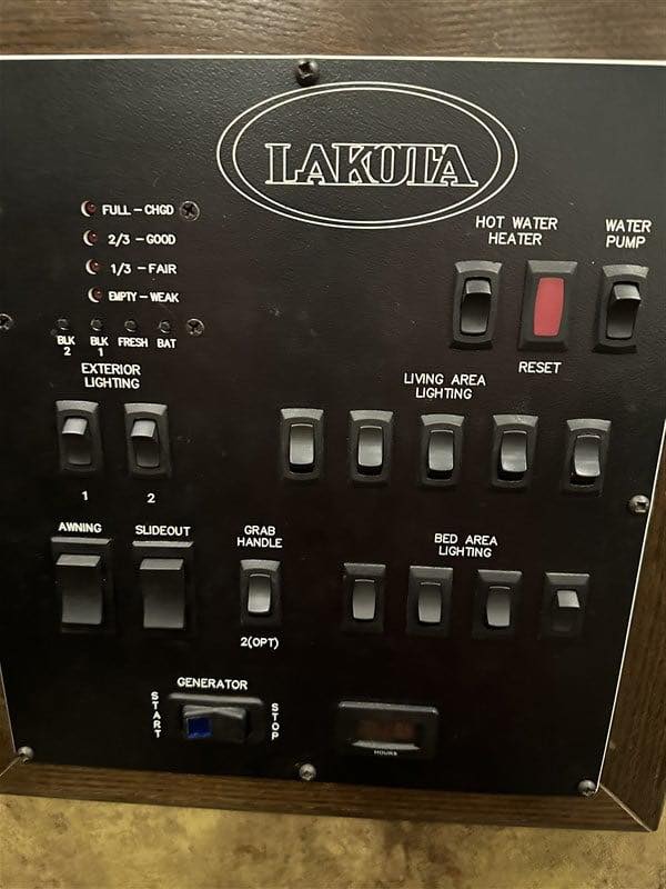 2014 Lakota Bighorn 8416, Generator, Couch, Dinette 17’ Shortwall, 4 Horse Trailer, 12′ Slide. - Image 20