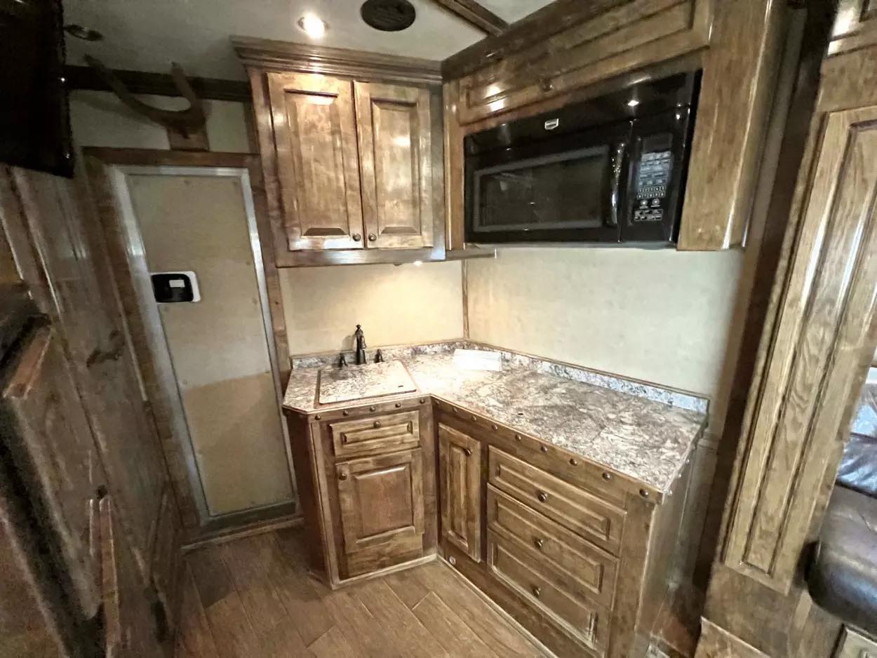 Used 2013 Bloomer 4 Horse 16′ LQ, 7’Slide, Air Ride, Pod, Mister/Water Sys Air ride, HWH Slide, Integrated Pod - Image 12