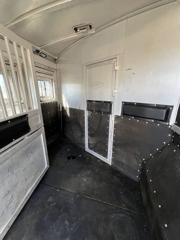 2009 Platinum Coach 3 H 16′ SW w/Outlaw Conversion - Image 18