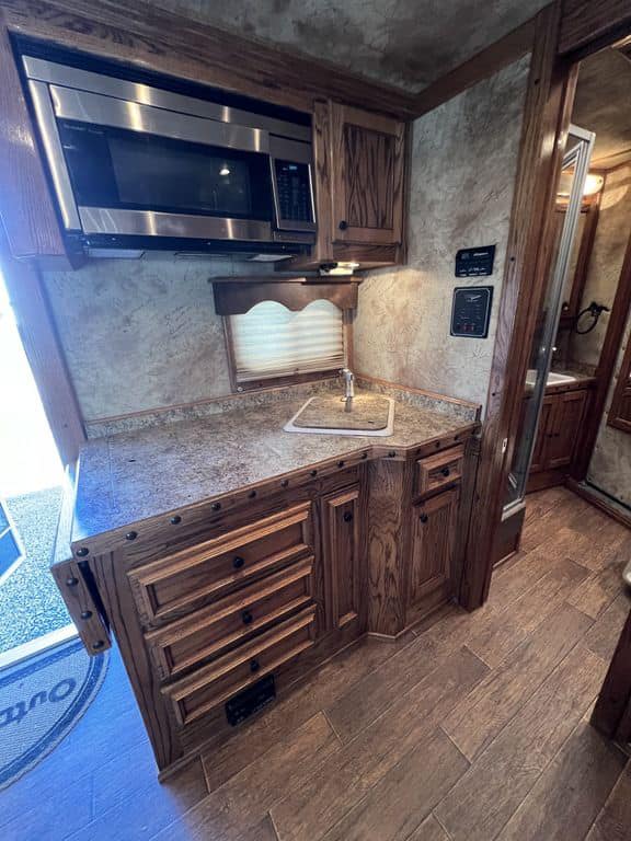 2009 Platinum Coach 3 H 16′ SW w/Outlaw Conversion - Image 33