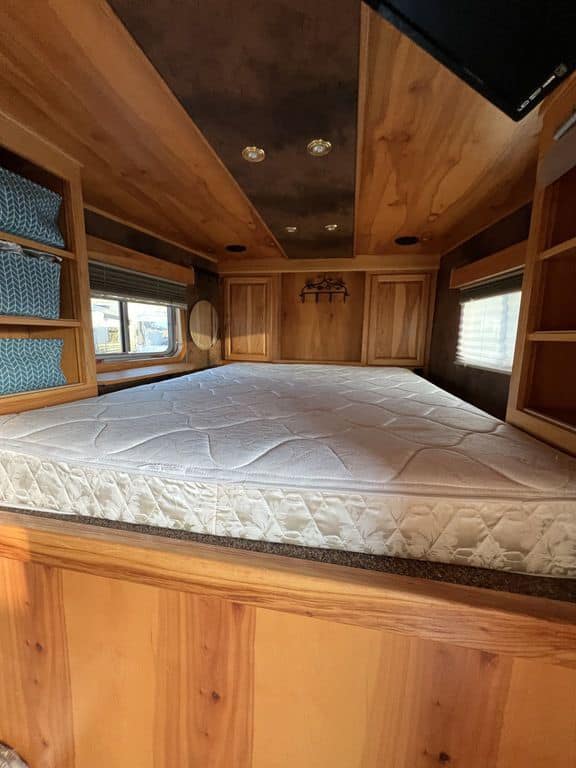 2007 Platinum Coach 8310 LQ 3 Horse - Image 22