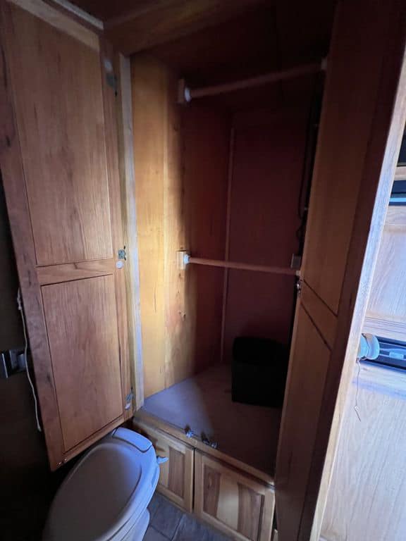 2007 Platinum Coach 8310 LQ 3 Horse - Image 27