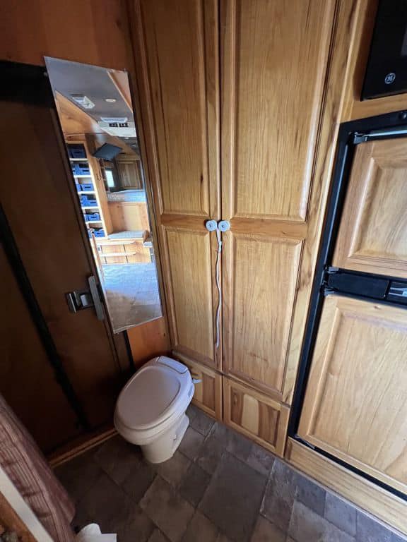 2007 Platinum Coach 8310 LQ 3 Horse - Image 29