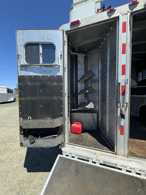 2007 Platinum Coach 8310 LQ 3 Horse - Image 10